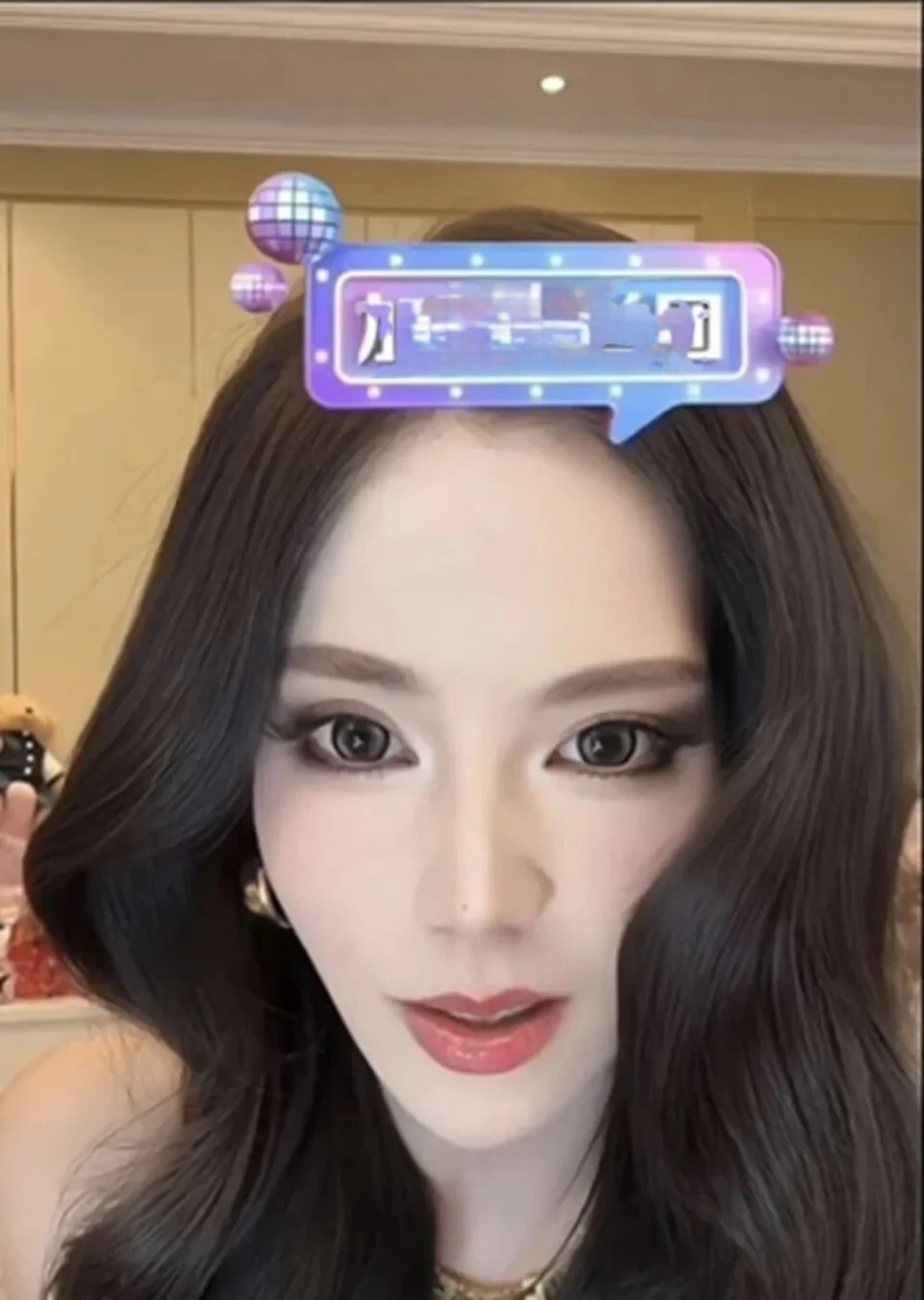 "Bay màu" filter làm đẹp trên sóng, nữ streamer lộ nhan sắc thực khiến viewer làm một hành động khó tin