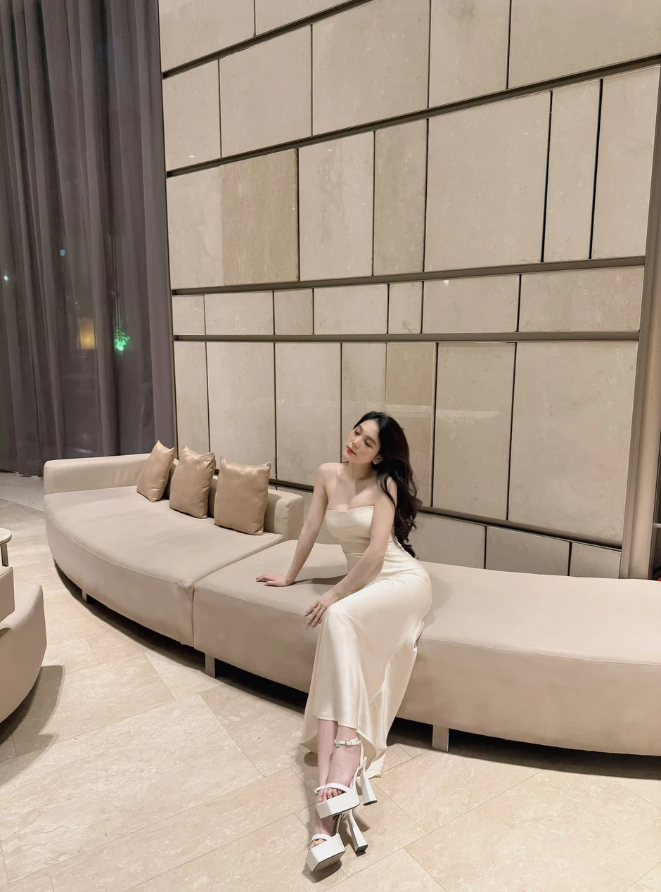 "Mất tập trung" trước biểu cảm nũng nịu hút hồn của cô giáo hotgirl xinh đẹp