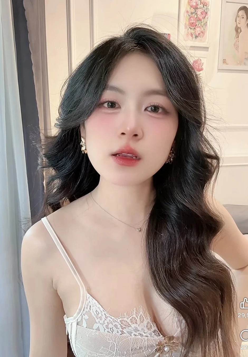 "Mất tập trung" trước biểu cảm nũng nịu hút hồn của cô giáo hotgirl xinh đẹp