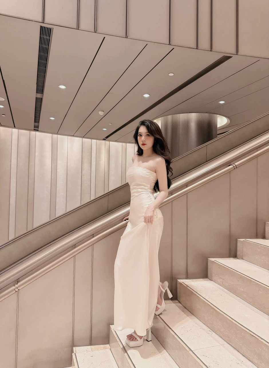 "Mất tập trung" trước biểu cảm nũng nịu hút hồn của cô giáo hotgirl xinh đẹp