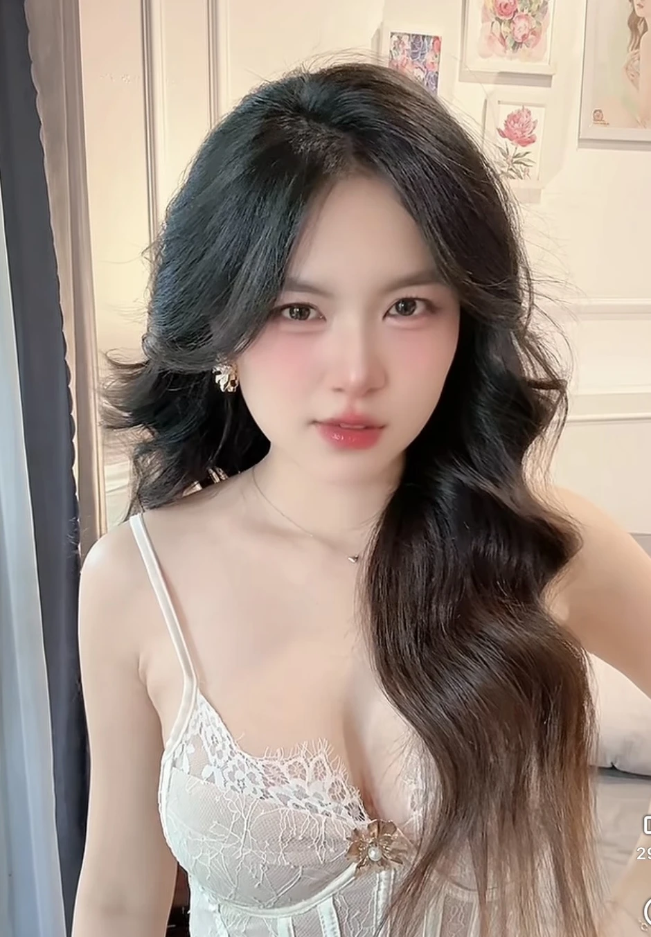 "Mất tập trung" trước biểu cảm nũng nịu hút hồn của cô giáo hotgirl xinh đẹp