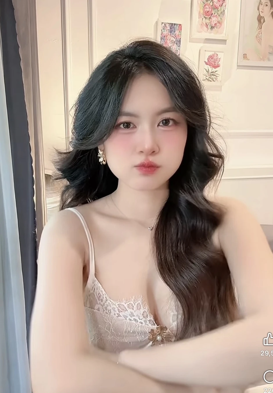 "Mất tập trung" trước biểu cảm nũng nịu hút hồn của cô giáo hotgirl xinh đẹp