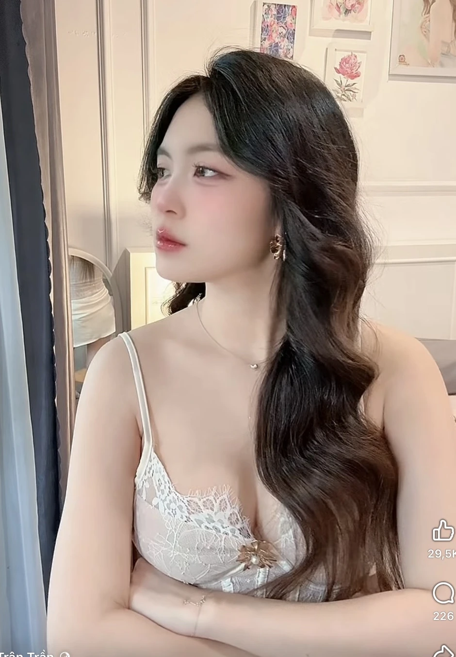 "Mất tập trung" trước biểu cảm nũng nịu hút hồn của cô giáo hotgirl xinh đẹp