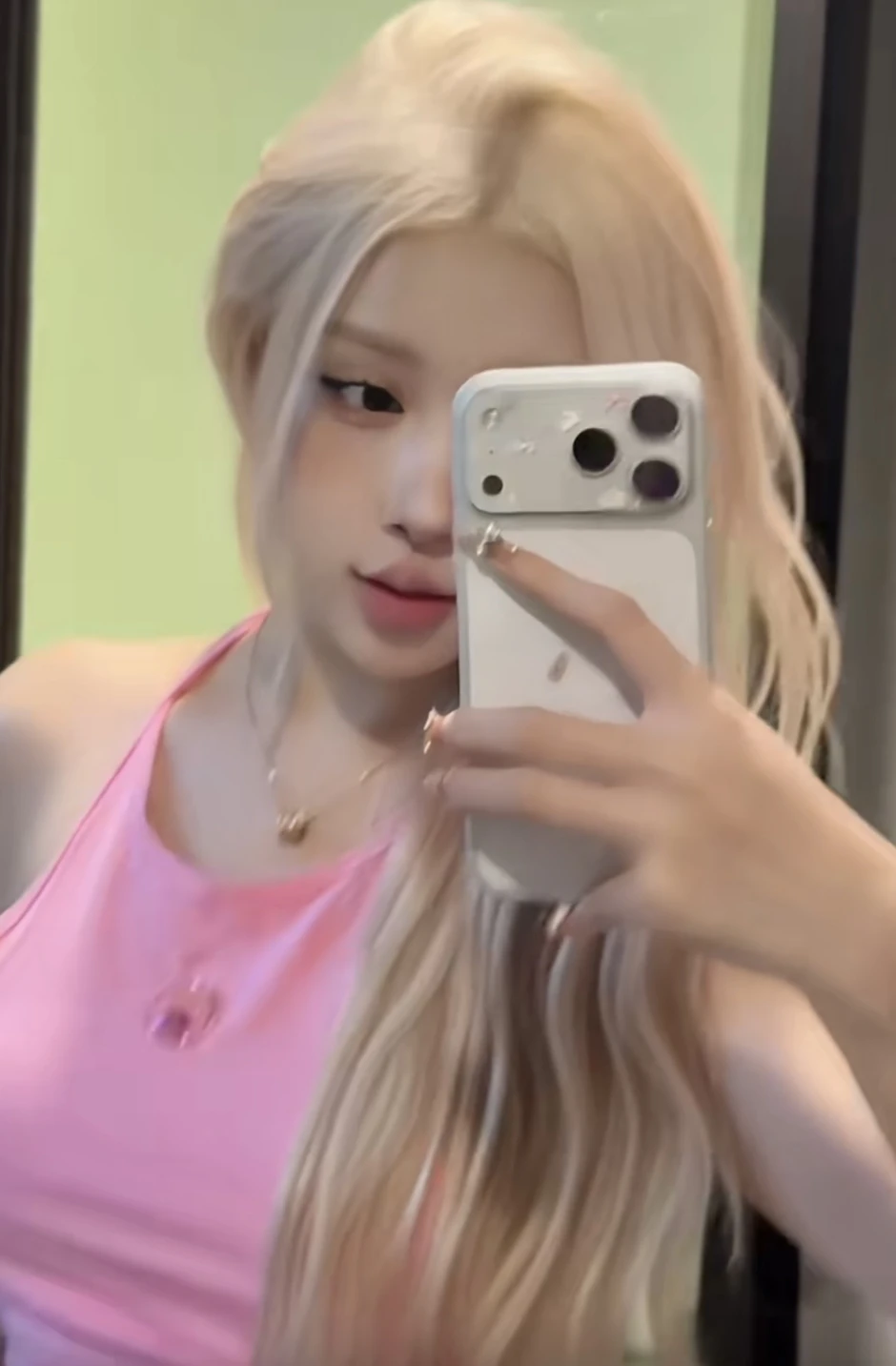 "Rosé bản Việt" bị chê bai nhan sắc khác xa ảnh mạng