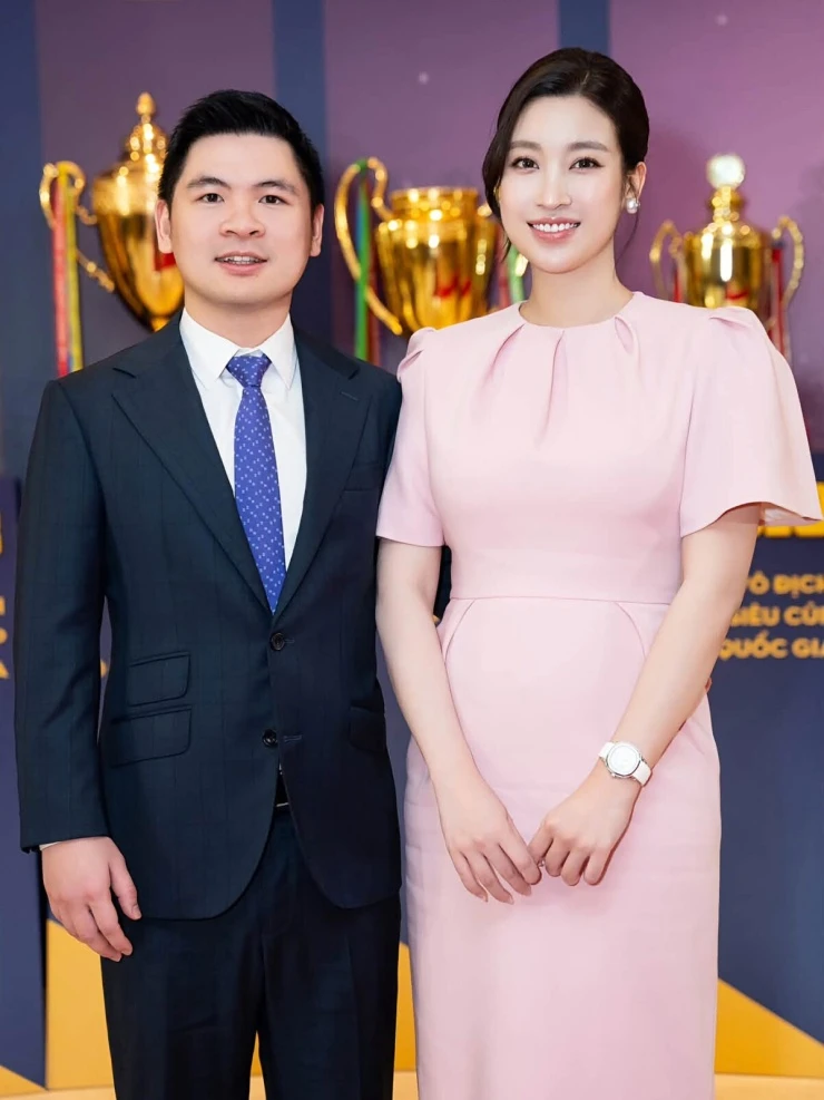 Ảnh sao 11/6: Đỗ Mỹ Linh thon gọn sau hơn 1 tháng sinh con thứ hai Ảnh sao 11/6: Đỗ Mỹ Linh thon gọn sau hơn 1 tháng sinh con thứ hai