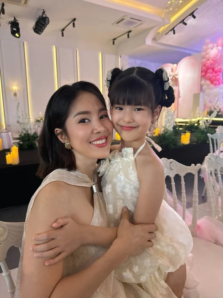 Ảnh sao 12/6: Phương Oanh diện đồ bộ kín bưng ngắm biển Ảnh sao 12/6: Phương Oanh diện đồ bộ kín bưng ngắm biển