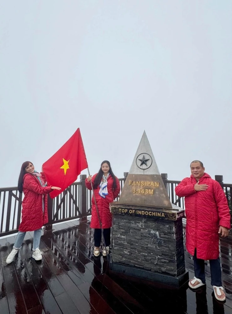 Ảnh sao 12/6: Phương Oanh diện đồ bộ kín bưng ngắm biển Ảnh sao 12/6: Phương Oanh diện đồ bộ kín bưng ngắm biển