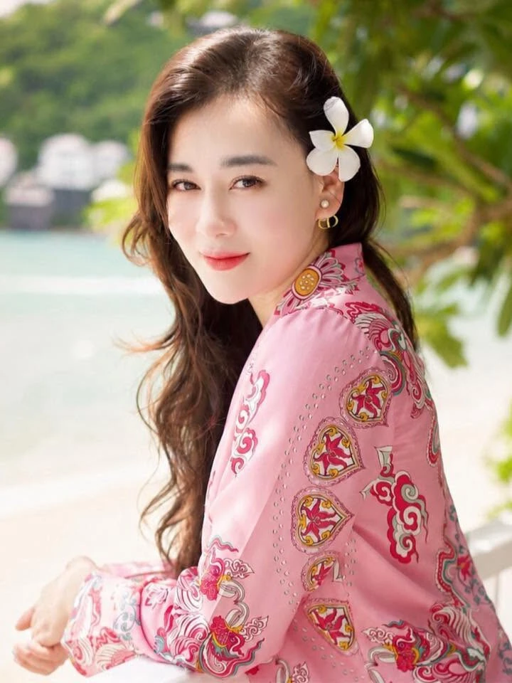 Ảnh sao 12/6: Phương Oanh diện đồ bộ kín bưng ngắm biển Ảnh sao 12/6: Phương Oanh diện đồ bộ kín bưng ngắm biển