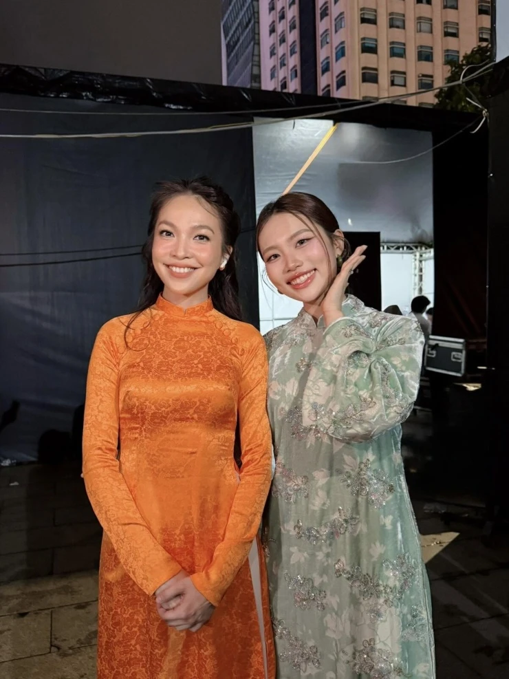 Ảnh sao 12/6: Phương Oanh diện đồ bộ kín bưng ngắm biển Ảnh sao 12/6: Phương Oanh diện đồ bộ kín bưng ngắm biển