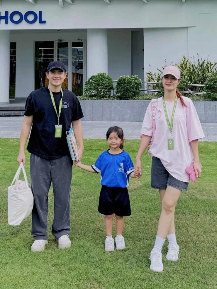 Ảnh sao 12/6: Phương Oanh diện đồ bộ kín bưng ngắm biển Ảnh sao 12/6: Phương Oanh diện đồ bộ kín bưng ngắm biển