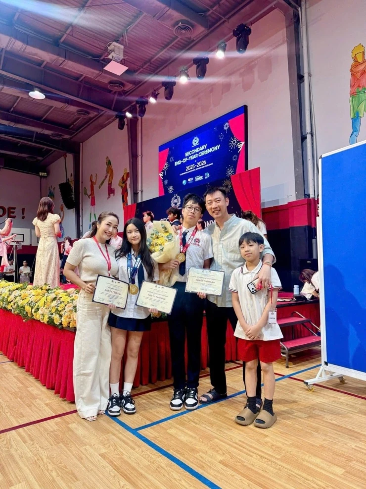 Ảnh sao 12/6: Phương Oanh diện đồ bộ kín bưng ngắm biển Ảnh sao 12/6: Phương Oanh diện đồ bộ kín bưng ngắm biển