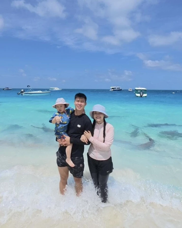 Ảnh sao 12/6: Phương Oanh diện đồ bộ kín bưng ngắm biển Ảnh sao 12/6: Phương Oanh diện đồ bộ kín bưng ngắm biển