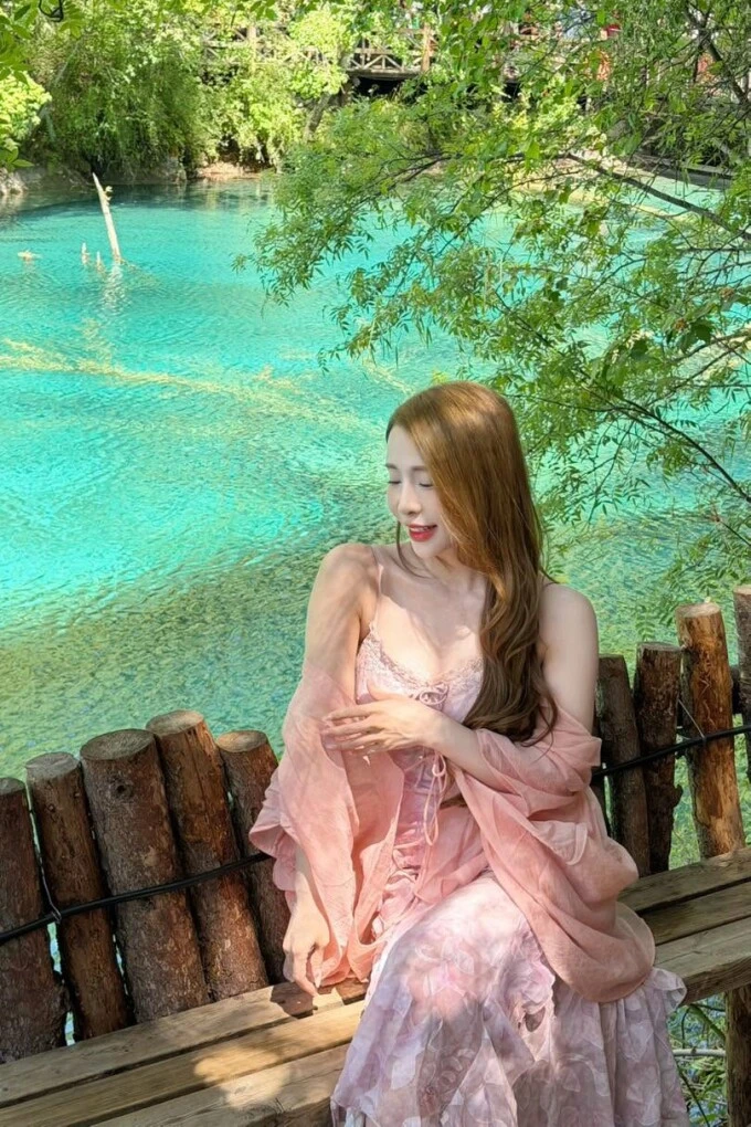 Ảnh sao 13/6: Lê Phương khoe sắc bên chồng con tại đêm tiệc