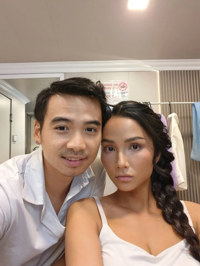 Ảnh sao 13/6: Lê Phương khoe sắc bên chồng con tại đêm tiệc