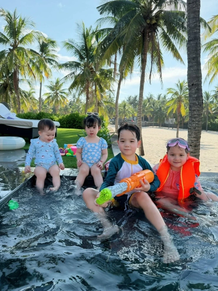 Ảnh sao 14/6: Con gái Đỗ Mỹ Linh đi bơi cùng anh chị họ Ảnh sao 14/6: Con gái Đỗ Mỹ Linh đi bơi cùng anh chị họ