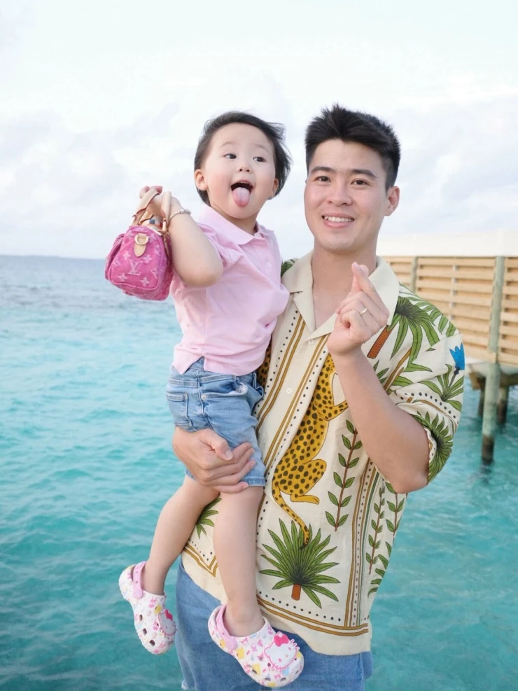 Ảnh sao 14/6: Con gái Đỗ Mỹ Linh đi bơi cùng anh chị họ Ảnh sao 14/6: Con gái Đỗ Mỹ Linh đi bơi cùng anh chị họ