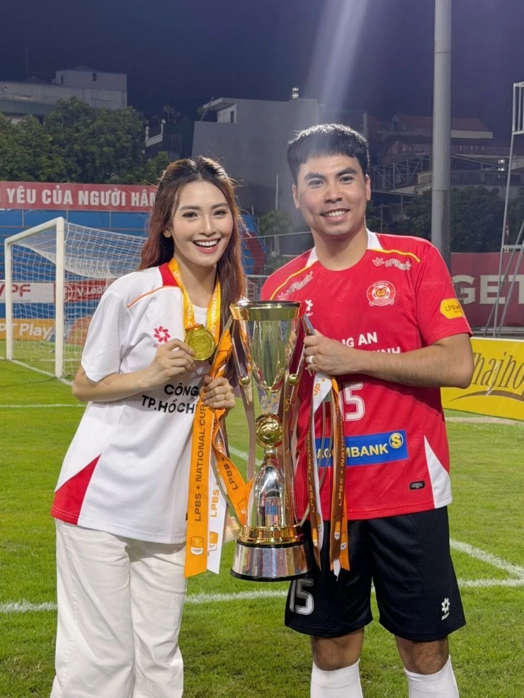 Ảnh sao 16/6: Hà Hồ - Kim Lý đi du lịch chữa lành ở Yên Tử Ảnh sao 16/6: Hà Hồ - Kim Lý đi du lịch chữa lành ở Yên Tử