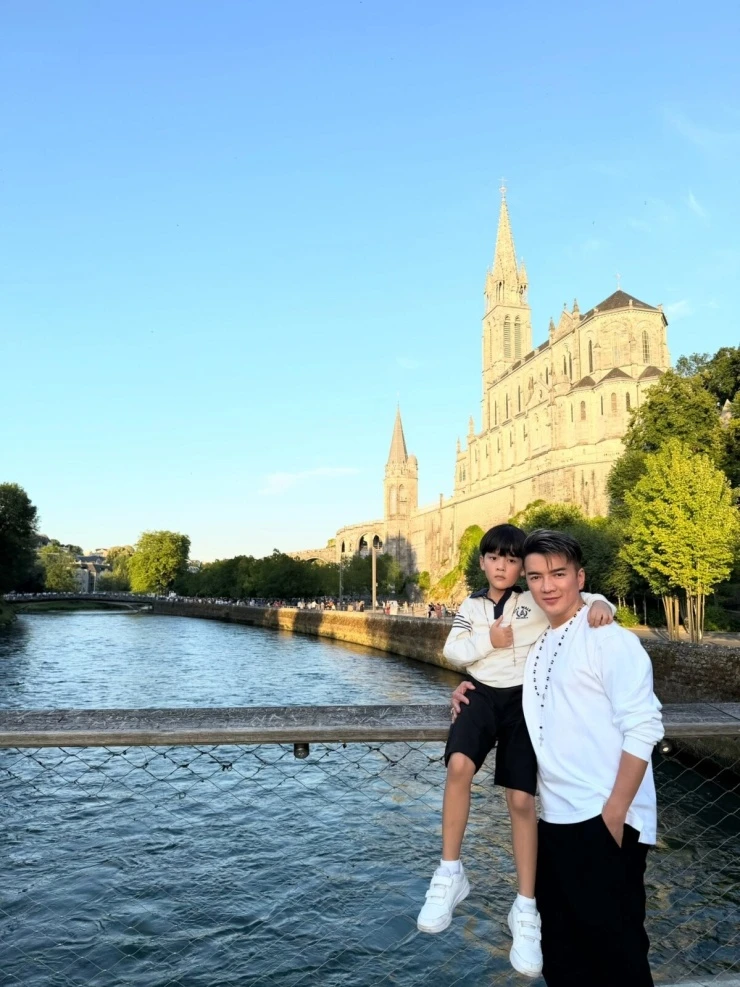 Ảnh sao 16/6: Hà Hồ - Kim Lý đi du lịch chữa lành ở Yên Tử Ảnh sao 16/6: Hà Hồ - Kim Lý đi du lịch chữa lành ở Yên Tử