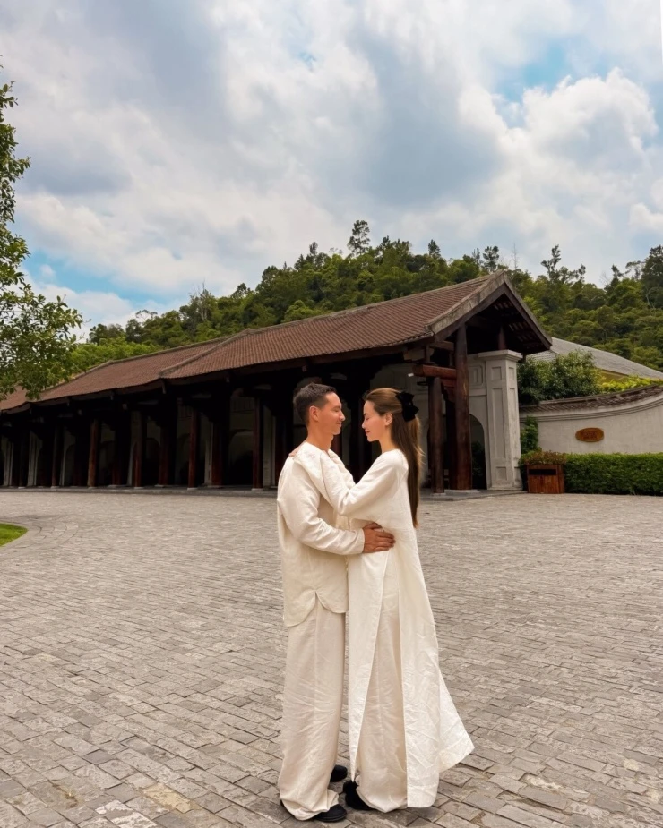 Ảnh sao 16/6: Hà Hồ - Kim Lý đi du lịch chữa lành ở Yên Tử Ảnh sao 16/6: Hà Hồ - Kim Lý đi du lịch chữa lành ở Yên Tử