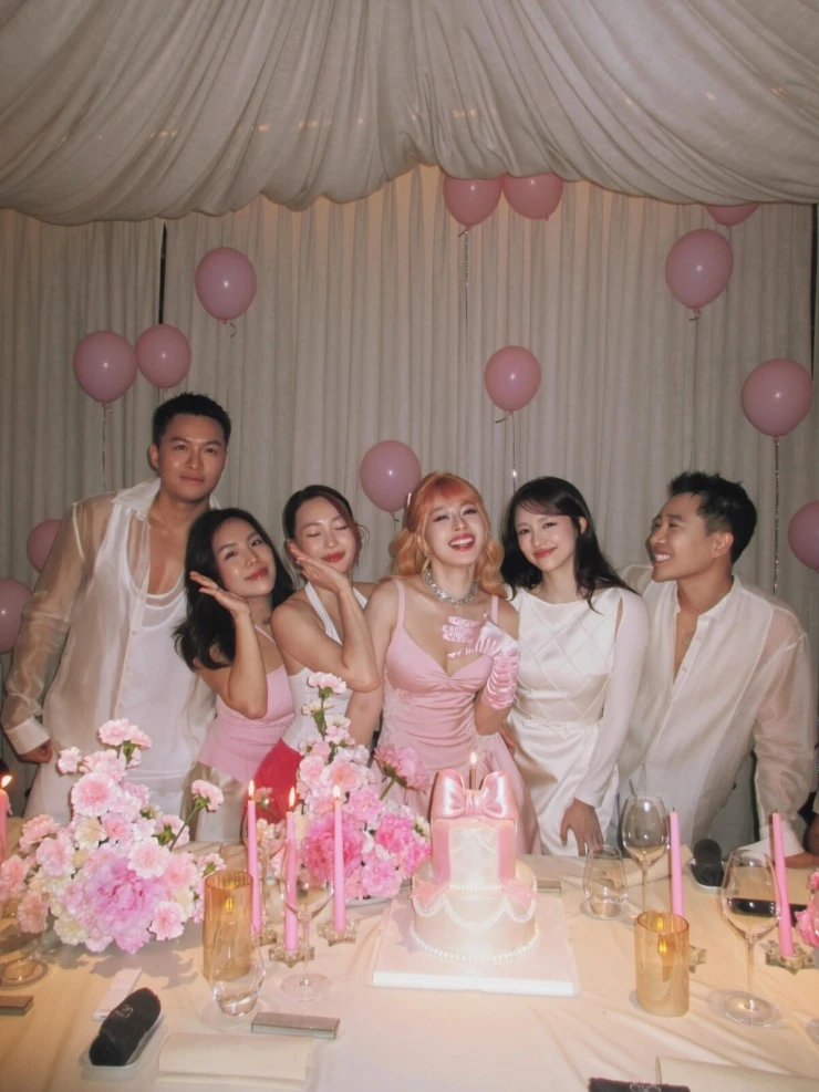Ảnh sao 16/6: Hà Hồ - Kim Lý đi du lịch chữa lành ở Yên Tử Ảnh sao 16/6: Hà Hồ - Kim Lý đi du lịch chữa lành ở Yên Tử