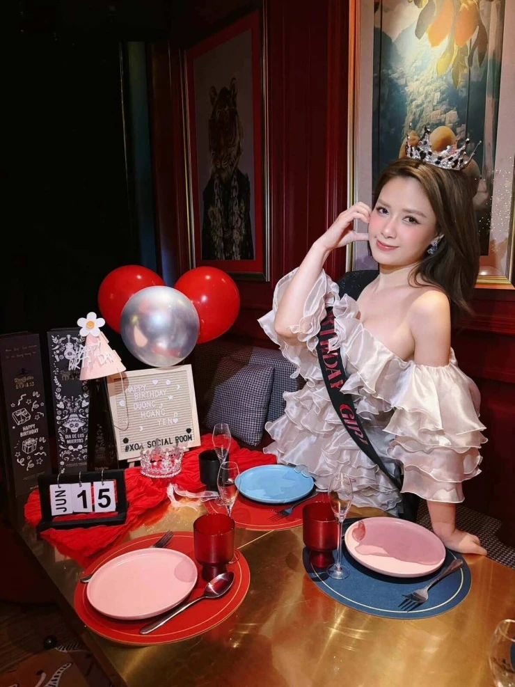 Ảnh sao 17/6: Công chúa hàng hiệu Tiên Nguyễn sexy bên ông xã Ảnh sao 17/6: Công chúa hàng hiệu Tiên Nguyễn sexy bên ông xã
