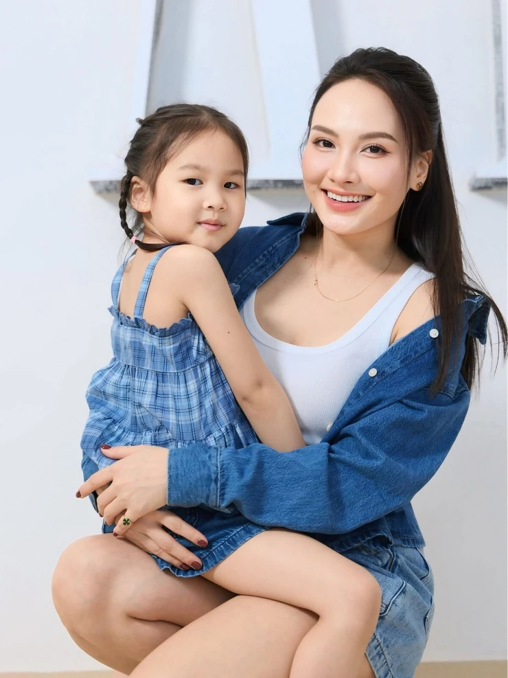 Ảnh sao 17/6: Công chúa hàng hiệu Tiên Nguyễn sexy bên ông xã Ảnh sao 17/6: Công chúa hàng hiệu Tiên Nguyễn sexy bên ông xã