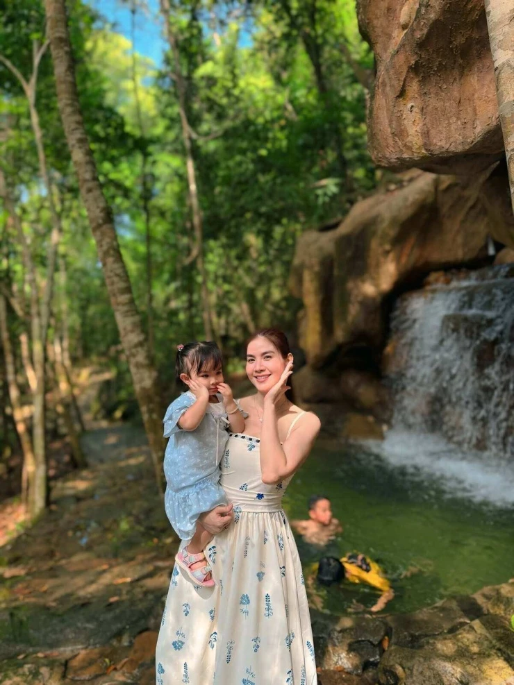 Ảnh sao 17/6: Công chúa hàng hiệu Tiên Nguyễn sexy bên ông xã Ảnh sao 17/6: Công chúa hàng hiệu Tiên Nguyễn sexy bên ông xã