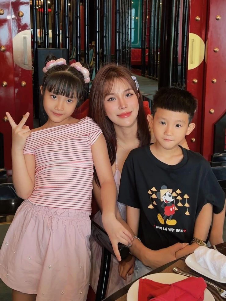 Ảnh sao 2/6: Chồng Ngô Thanh Vân gọi con gái là Huy Trần mini Ảnh sao 2/6: Chồng Ngô Thanh Vân gọi con gái là Huy Trần mini