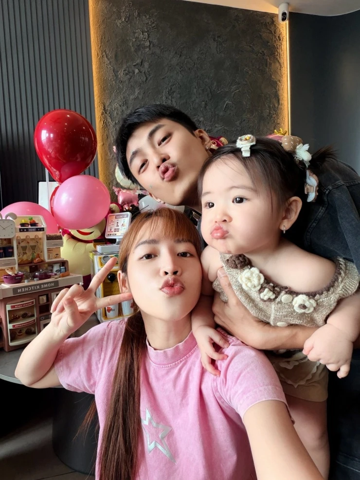 Ảnh sao 2/6: Chồng Ngô Thanh Vân gọi con gái là Huy Trần mini Ảnh sao 2/6: Chồng Ngô Thanh Vân gọi con gái là Huy Trần mini