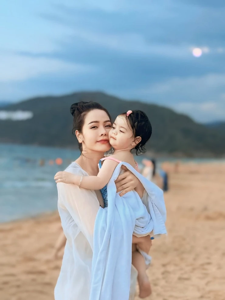 Ảnh sao 2/6: Chồng Ngô Thanh Vân gọi con gái là Huy Trần mini Ảnh sao 2/6: Chồng Ngô Thanh Vân gọi con gái là Huy Trần mini