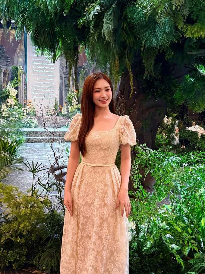 Ảnh sao 22/6: Hòa Minzy được khen xinh như công chúa trong váy ren trắng Ảnh sao 22/6: Hòa Minzy được khen xinh như công chúa trong váy ren trắng