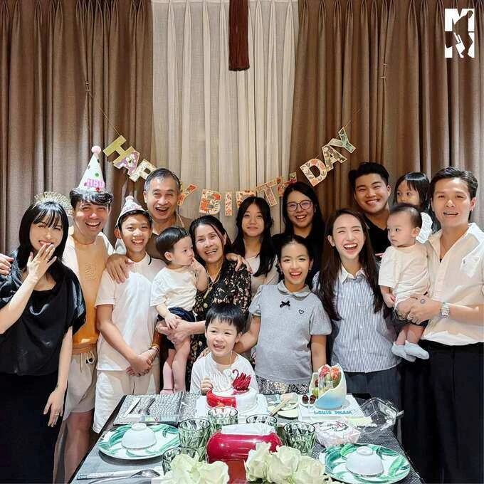 Ảnh sao 22/6: Hòa Minzy được khen xinh như công chúa trong váy ren trắng Ảnh sao 22/6: Hòa Minzy được khen xinh như công chúa trong váy ren trắng
