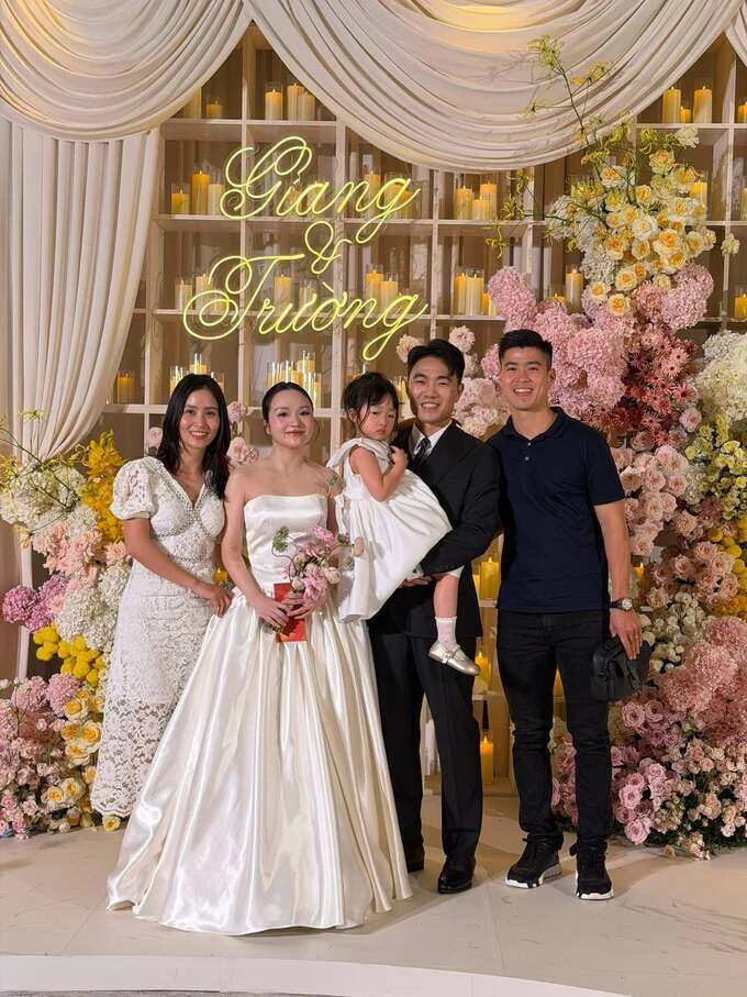 Ảnh sao 22/6: Hòa Minzy được khen xinh như công chúa trong váy ren trắng Ảnh sao 22/6: Hòa Minzy được khen xinh như công chúa trong váy ren trắng