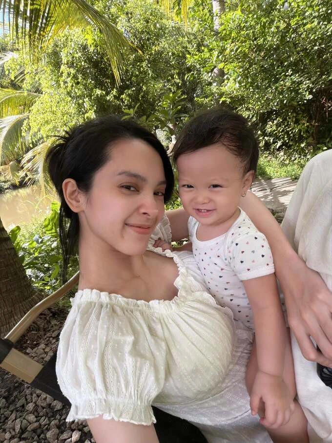 Ảnh sao 22/6: Hòa Minzy được khen xinh như công chúa trong váy ren trắng Ảnh sao 22/6: Hòa Minzy được khen xinh như công chúa trong váy ren trắng