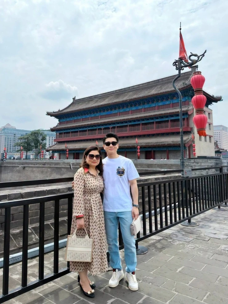 Ảnh sao 26/6: Anh chồng Đỗ Mỹ Linh khoe đặc quyền bên mẹ