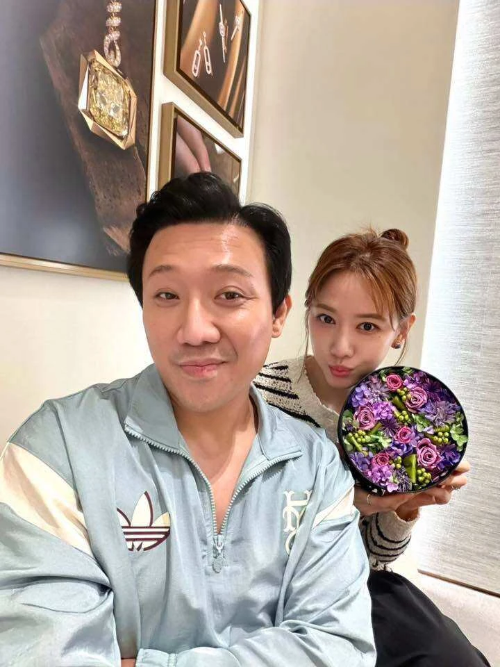 Ảnh sao 26/6: Anh chồng Đỗ Mỹ Linh khoe đặc quyền bên mẹ