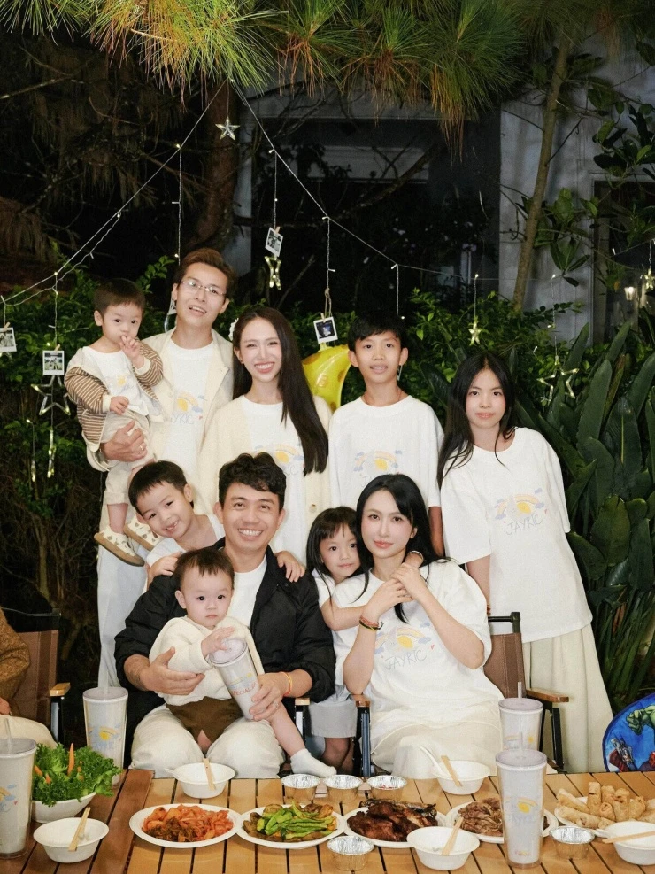 Ảnh sao 26/6: Anh chồng Đỗ Mỹ Linh khoe đặc quyền bên mẹ