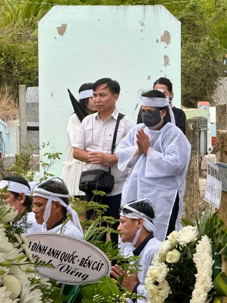 Ảnh sao 3/6: Trương Quỳnh Anh nhỏ bé bên con trai cao 1,82 m
