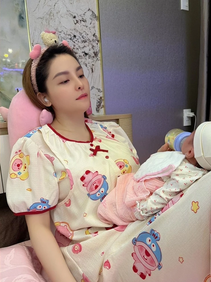 Ảnh sao 3/6: Trương Quỳnh Anh nhỏ bé bên con trai cao 1,82 m