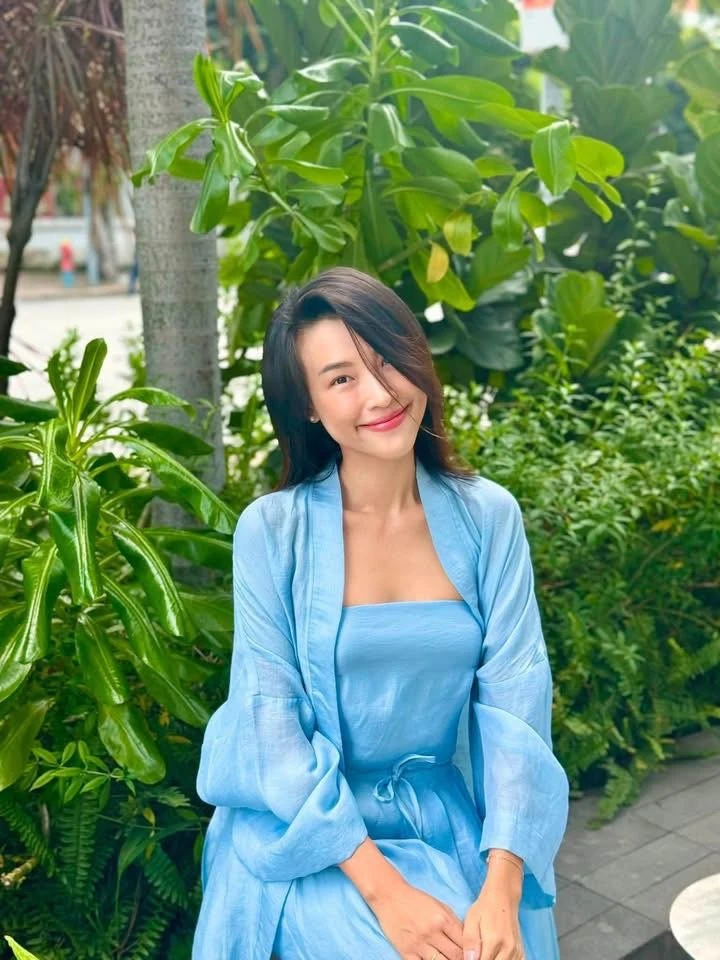 Ảnh sao 3/6: Trương Quỳnh Anh nhỏ bé bên con trai cao 1,82 m