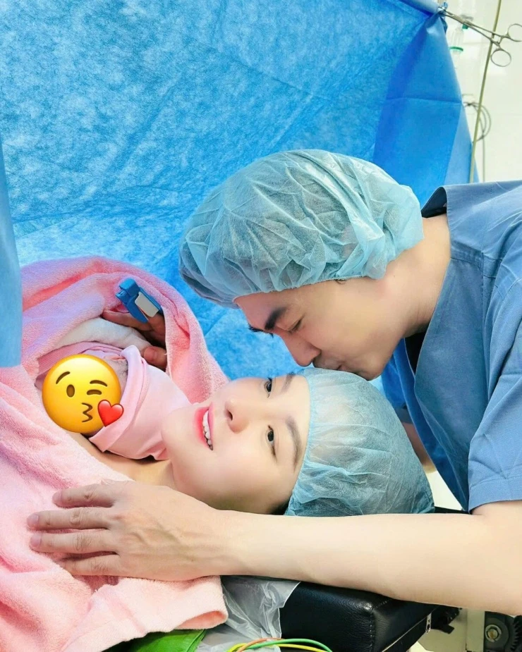 Ảnh sao 8/6: Diệp Lâm Anh quấn quýt bạn trai dưới đáy biển Ảnh sao 8/6: Diệp Lâm Anh quấn quýt bạn trai dưới đáy biển