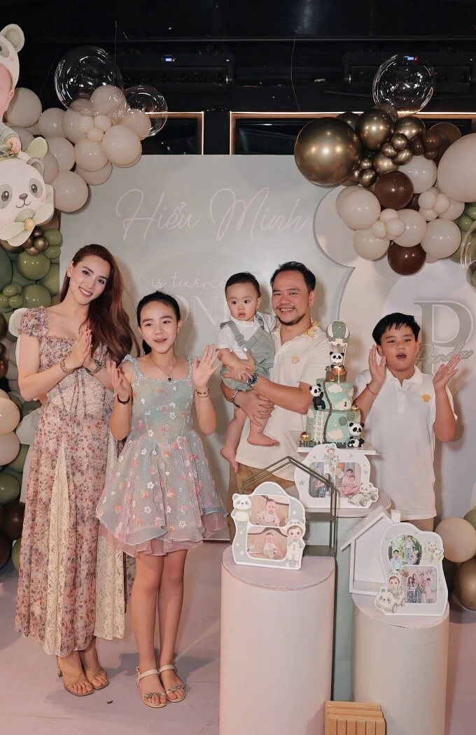 Ảnh sao 9/6: Hoa hậu Phạm Hương khoe ảnh sinh nhật con trai Ảnh sao 9/6: Hoa hậu Phạm Hương khoe ảnh sinh nhật con trai