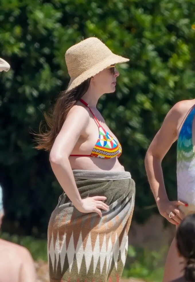 Anne Hathaway mang thai con thứ ba ở tuổi 43