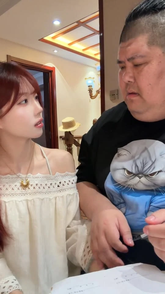 Cặp vợ chồng "đũa lệch", khiến CĐM không khỏi bàn tán xôn xao Cặp vợ chồng "đũa lệch", khiến CĐM không khỏi bàn tán xôn xao