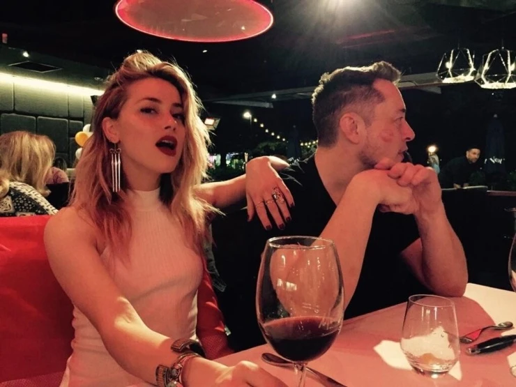 Cara Delevingne kể từng hẹn hò Amber Heard, Johnny Depp phát điên vì ghen