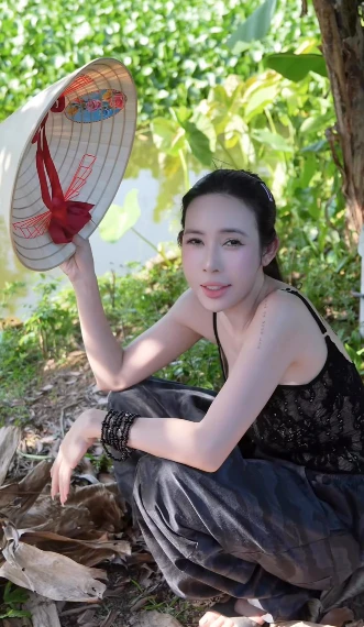 Câu cá giữa trời nắng 40 độ, hot girl bất ngờ viral MXH Câu cá giữa trời nắng 40 độ, hot girl bất ngờ viral MXH