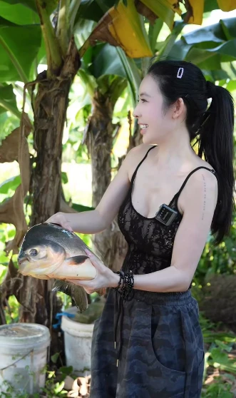 Câu cá giữa trời nắng 40 độ, hot girl bất ngờ viral MXH Câu cá giữa trời nắng 40 độ, hot girl bất ngờ viral MXH