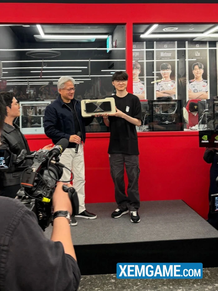 CEO của NVIDIA gặp Faker, còn tự nhận là fan của T1