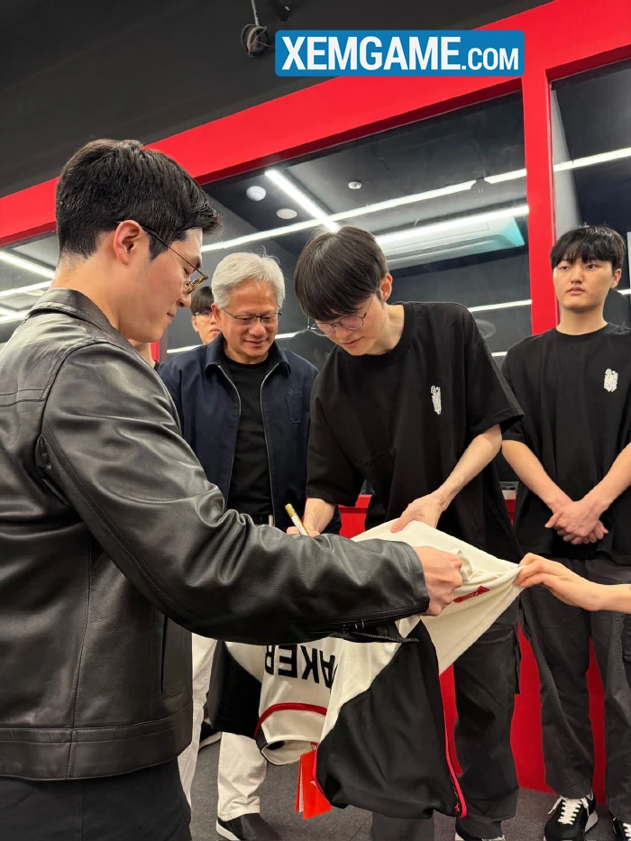 CEO của NVIDIA gặp Faker, còn tự nhận là fan của T1