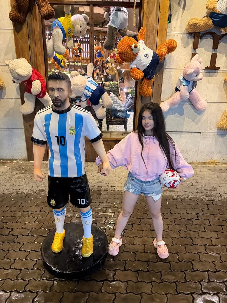 Check-in nắm tay "Messi", fan nữ nóng bỏng gây bão mạng